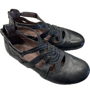 Bussola Black Leather Flats with Cut-Out Design